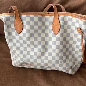 Shoulder Bag with LouisVuitton Paris written on it